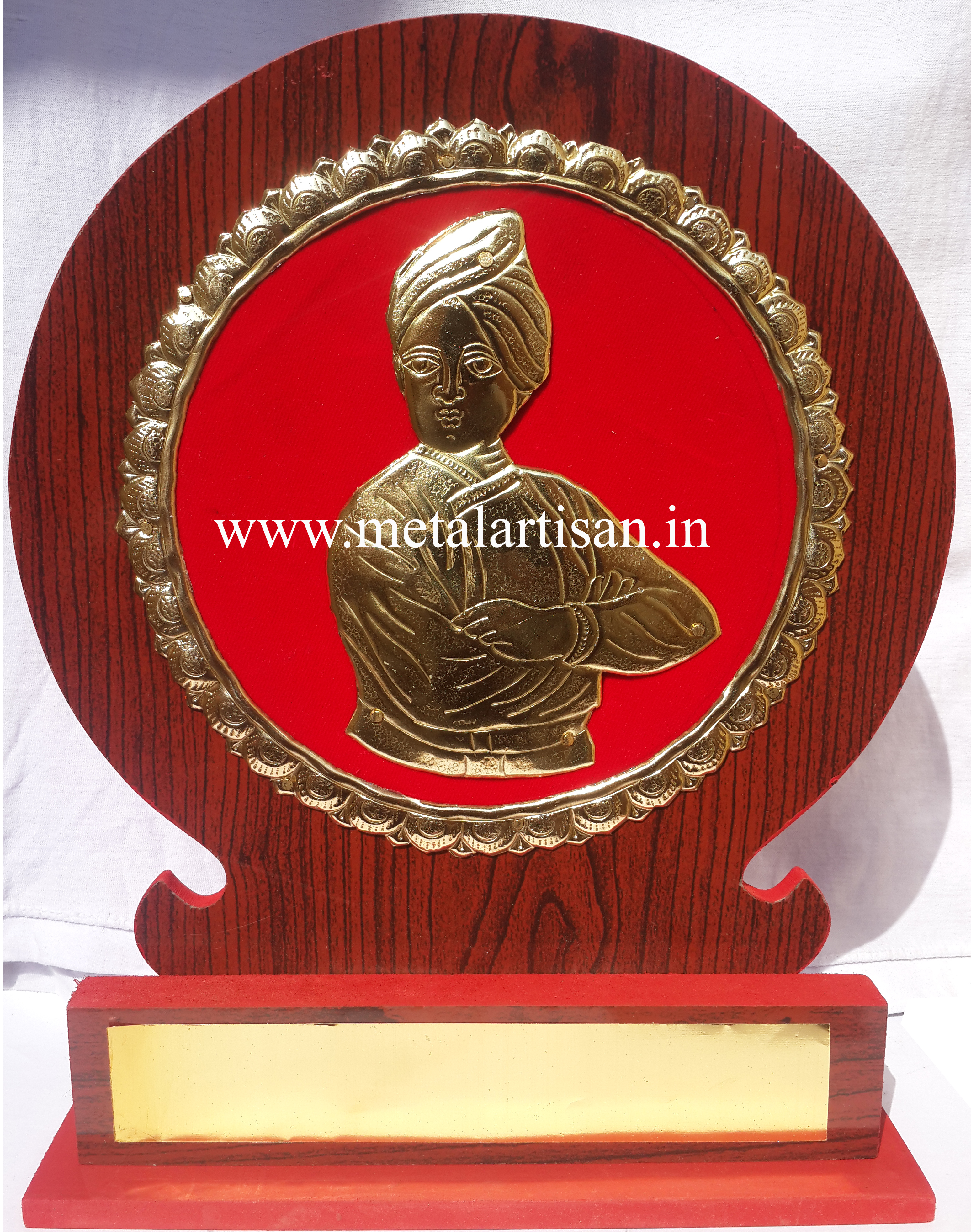 Brass Handcrafted Swami Vivekananda Memento – A Tribute to Wisdom & Inspiration